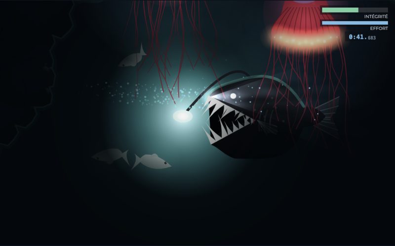 Une baudroie géante à lanterne, gueule ouverte, une méduse rouge au-dessus, des poissons pris dans la lumière.